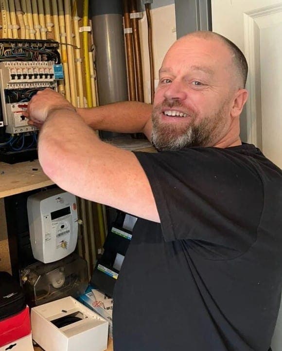 Een van onze elektriciens aan het werk in een meterkast