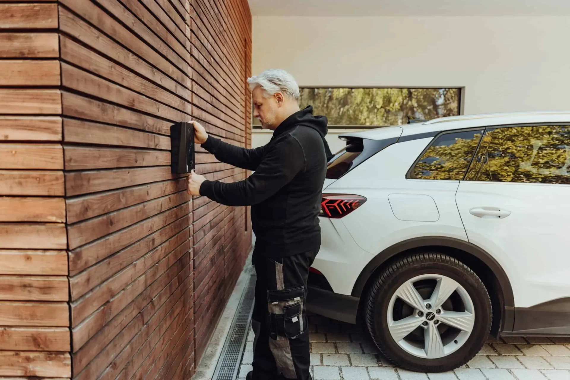 Onze elektricien installeert een laadpaal bij een klant thuis