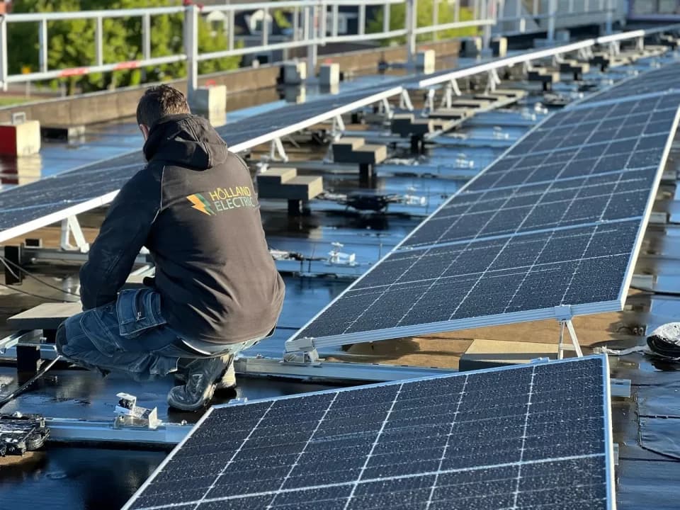 Zonnepanelen elektrisch aangesloten